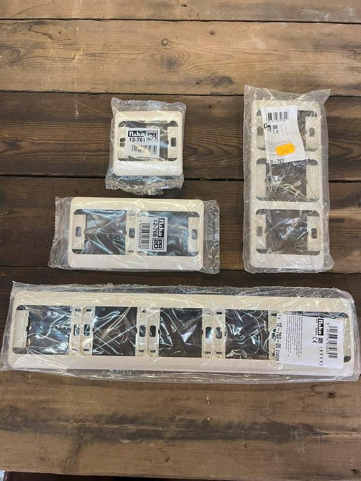 Nieuwe afdekplaatjes niko pr 20 ouder model in creme en wit, Bricolage & Construction, Électricité & Câbles, Neuf, Enlèvement