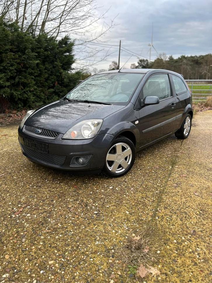 Ford fiësta 1.3 benzine, Autos, Ford, Particulier, Fiësta, ABS, Airbags, Air conditionné, Feux de virage, Verrouillage central