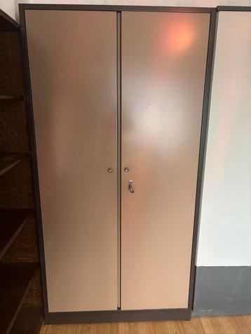 IJZEREN KAST MET LEGGERS beschikbaar voor biedingen