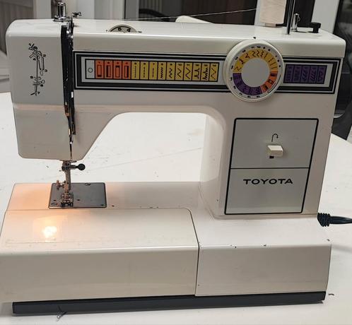 Machine à coudre Toyota, Hobby en Vrije tijd, Naaimachines en Toebehoren, Gebruikt, Naaimachine, Ophalen