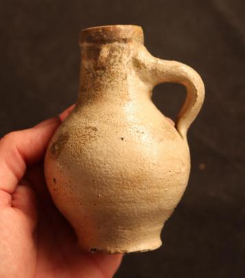 Antiek steengoed kruikje beschikbaar voor biedingen