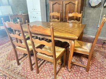 Authentieke eiken tafel en 6 stoelen beschikbaar voor biedingen