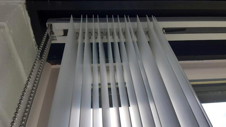 Louverdrape rail 4m voor 54 lamellen, Huis en Inrichting, Stoffering | Gordijnen en Lamellen, Zo goed als nieuw, Wit, Ophalen