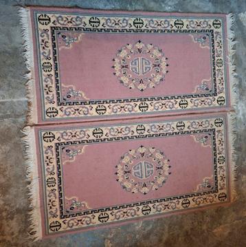 Vier kleine tapijten beschikbaar voor biedingen