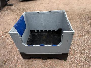 Kunststof krat, pallet. beschikbaar voor biedingen