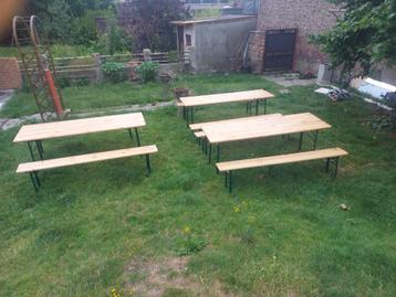 Houten tafel en banken beschikbaar voor biedingen