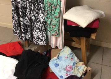 Lot de vêtements small  beschikbaar voor biedingen