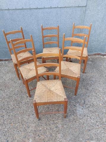 Houten stoelen met rieten zitting beschikbaar voor biedingen