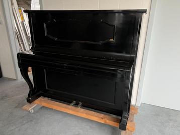 zwarte staande piano, te stemmen beschikbaar voor biedingen