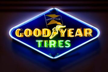 Good Year tires neon en veel andere garage showroom neons