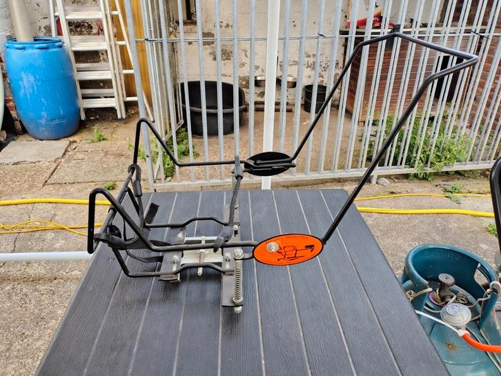 Steco Baby-Mee - Inklapbare drager voor babyzitje - Geschikt, Fietsen en Brommers, Fietsaccessoires | Bagagedragers, Gebruikt