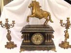 Antieke klok met paard en kandelaars, Ophalen of Verzenden