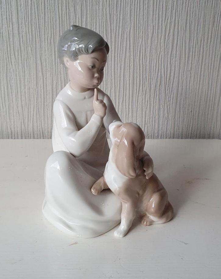 Authentieke LLadro "Jongen met hond" porseleinen beeldje, Antiek en Kunst, Antiek | Porselein, Ophalen of Verzenden