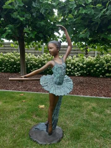 Ballerina in brons kan binnen of buiten eindejaar prijs ! beschikbaar voor biedingen