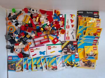 Jeu LEGO avec de nombreuses instructions vintage