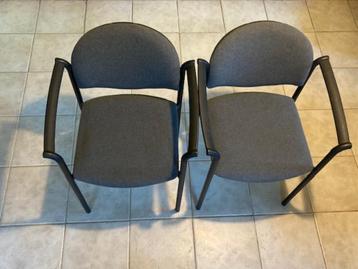 2 chaises de conférence avec accoudoirs