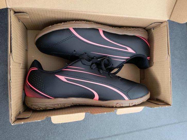 Indoor voetbalschoen Puma Black Fire Orchid, mt 35,5 (nieuw), Kinderen en Baby's, Kinderkleding | Schoenen en Sokken, Nieuw, Sportschoenen