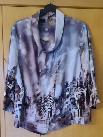 Blouse met 3/4 mouwen en speciale halslijn 'Accent' - M. 50 beschikbaar voor biedingen