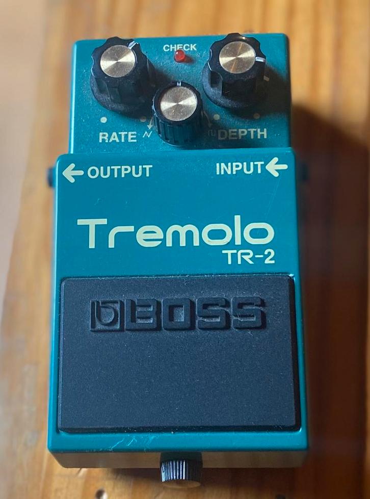 Boss TR-2 Tremolo - Effet pour guitare electrique, Muziek en Instrumenten, Effecten, Zo goed als nieuw, Ophalen of Verzenden