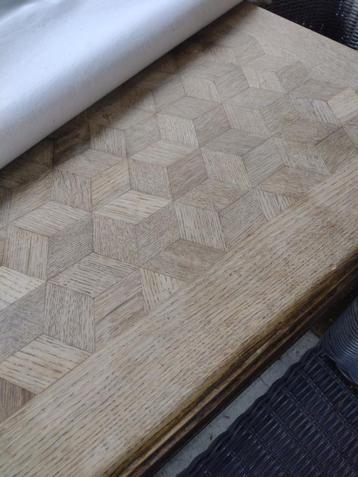 houten tafel met uitstraling beschikbaar voor biedingen