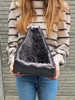 Amethist geode 27x26x16 7,29KG met calciet riviertje, Ophalen of Verzenden, Mineraal