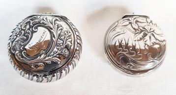 Paar pillendoosjes Art Nouveau zilver. beschikbaar voor biedingen