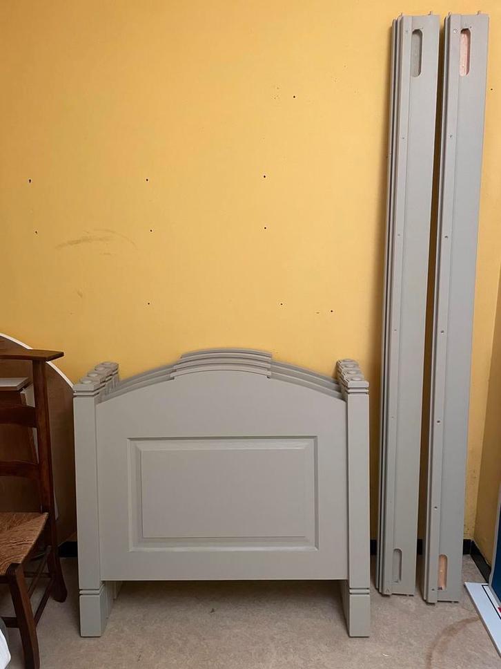 Een eenpersoonsbed met bijhorende nachttafel., Kinderen en Baby's, Kinderkamer | Bedden, Zo goed als nieuw, 180 cm of meer, 85 tot 100 cm