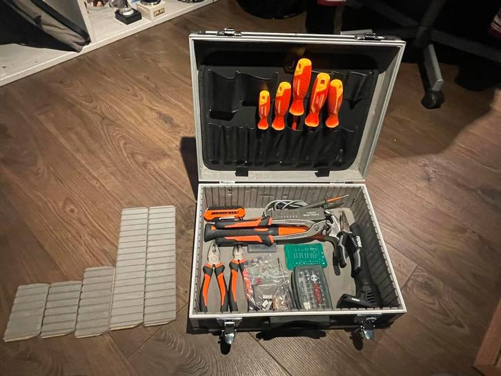 Kist van een ex- ingenieurs student, Doe-het-zelf en Bouw, Gereedschapskisten, Gebruikt, Ophalen of Verzenden