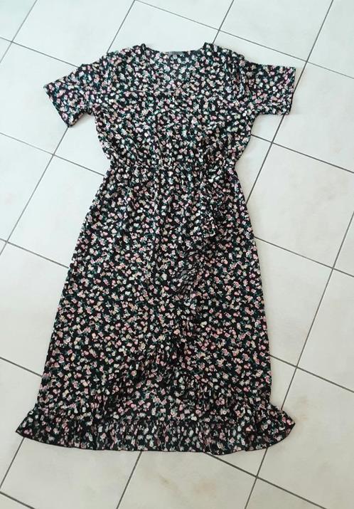 Robe neuve légèrement plus courte devant L, Kleding | Dames, Jurken, Nieuw, Maat 38/40 (M), Zwart, Onder de knie, Ophalen of Verzenden