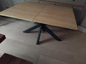 eetkamertafel met stalen matrix poot beschikbaar voor biedingen