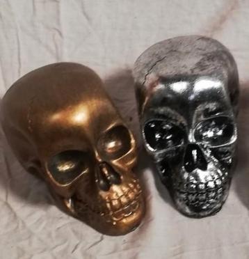 tête de mort 20 cm en résine 2 coloris 10€ pièce  beschikbaar voor biedingen