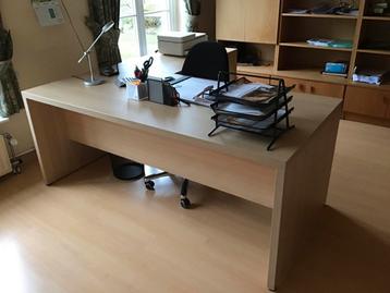Bureau en bureaukasten beschikbaar voor biedingen