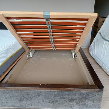 bed met bedkader en 2 lattoflexen  beschikbaar voor biedingen