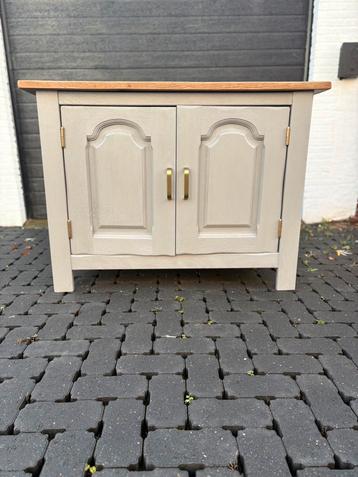 Handgeschilderde kast – topstaat beschikbaar voor biedingen