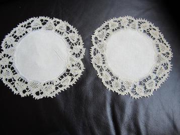 Prachtige kanten placemats met Brugse stippen beschikbaar voor biedingen