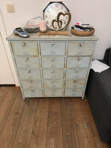 Garderobe in de woonkamer beschikbaar voor biedingen