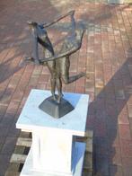 modern bronzen kunstbeeld op een bronzen sokkel., Tuin en Terras, Ophalen, Nieuw