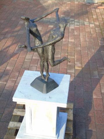 modern bronzen kunstbeeld op een bronzen sokkel. beschikbaar voor biedingen