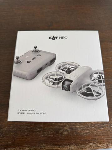 DJI Neo - fly more combo + controller, Enlèvement, Neuf, Drone avec caméra