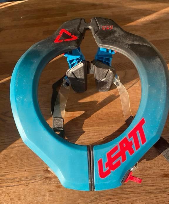 Neck brace Leatt s/m cross/downhill/ enduro, Motoren, Kleding | Motorkleding, Ophalen of Verzenden