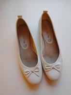 Witte pumps Tamaris, platte hakken, maat 38, Kleding | Dames, Tamaris, Pumps, Wit, Ophalen of Verzenden