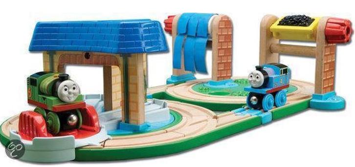 Thomas de trein houten set met car-wash en kolenlaadplaats, Kinderen en Baby's, Speelgoed | Thomas de Trein, Zo goed als nieuw