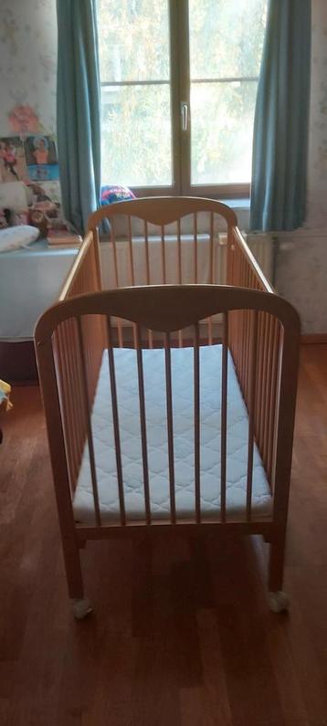 Babybed met BEKA-matras, lakens, bumpers beschikbaar voor biedingen