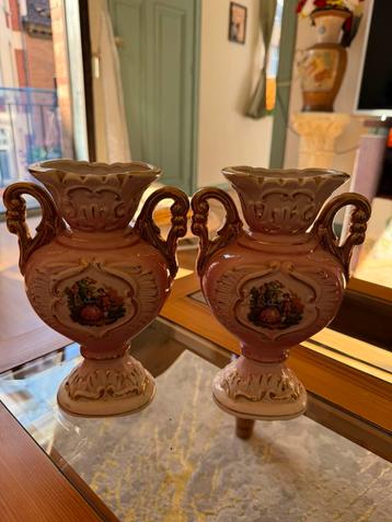 Paire de vases antiques en porcelaine beschikbaar voor biedingen
