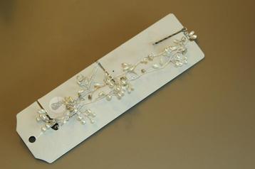 Haarsierraad met parels en stras beschikbaar voor biedingen