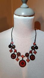 Fraaie halsketting met donker- en lichtoranje medaillons., Handtassen en Accessoires, Kettingen, Kunststof, Verstelbaar, Oranje
