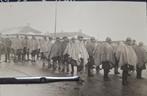 MILITARIA zeldzame AB-BL-soldaten met regenkap in Elsenborn, Verzamelen, Ophalen of Verzenden, Landmacht, Foto of Poster