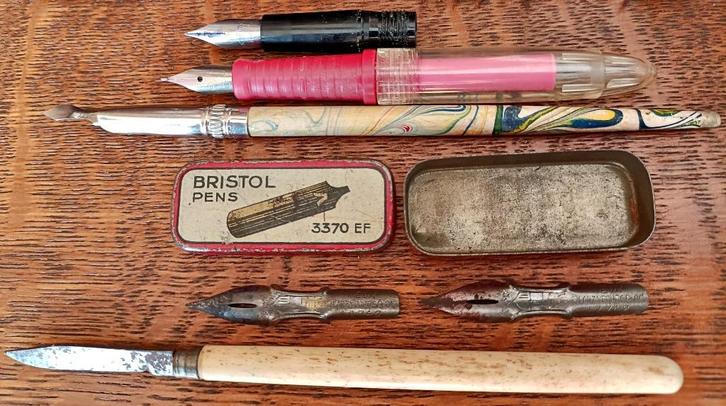 Plumes anciennes + porte-plumes + 1 accessoire vintage, Collections, Stylos, Utilisé, Autres types, Autres marques, Envoi