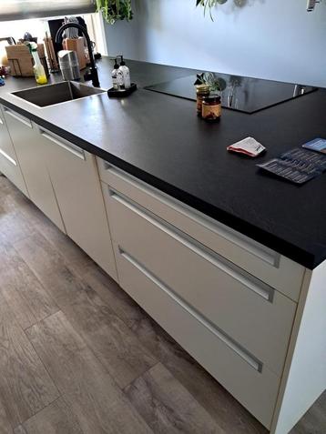 KEUKEN MET KOOKEILAND + KASTENWAND beschikbaar voor biedingen