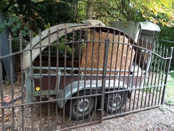 Ijzeren tuinpoort met zijhekkens. beschikbaar voor biedingen